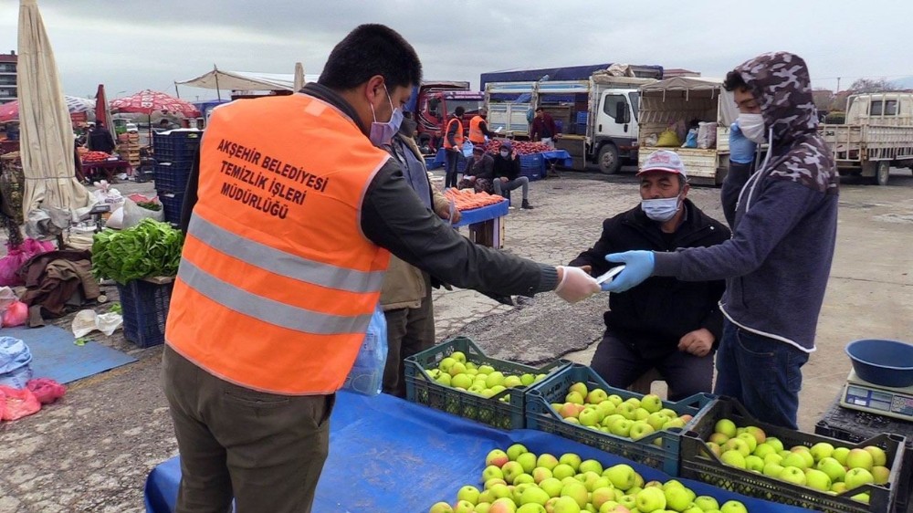 Akşehir Belediyesi pazarda maske dağıttı 