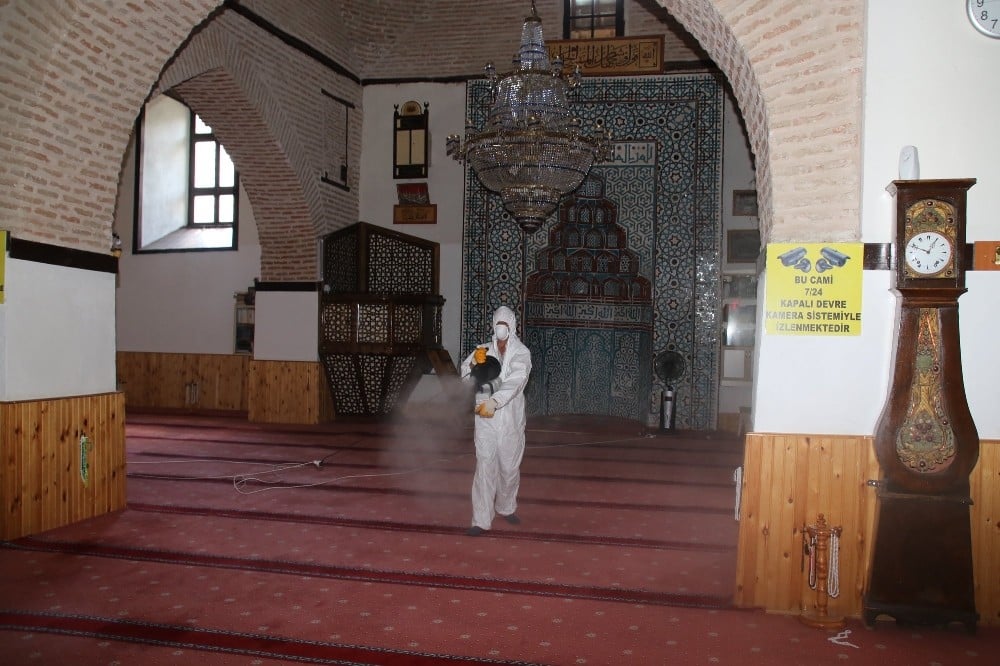 Akşehir Belediyesinden camilerde dezenfekte çalışmaları 