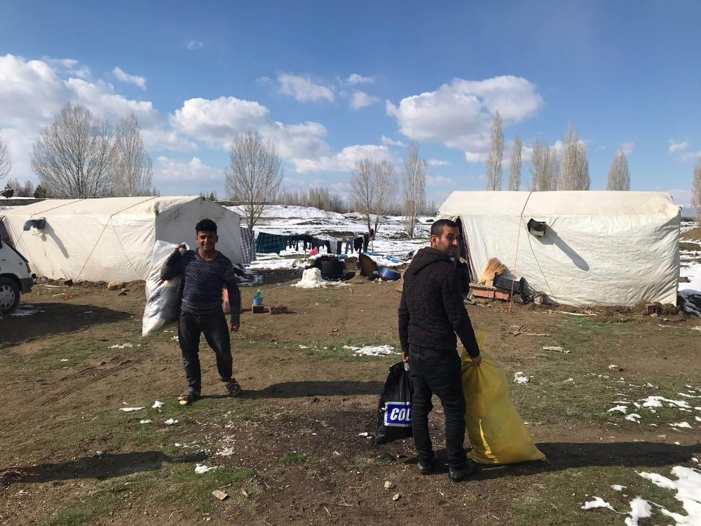 Akşehir Belediyesinden geçici tarım işçilerine yardım 