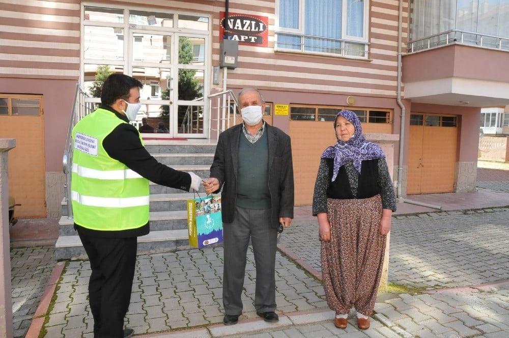 Akşehir Belediyesinden şehit ve gazi ailelerine maske 