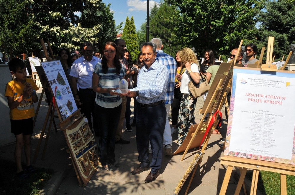 Akşehir’de 11 adet sanat sergisi açıldı 