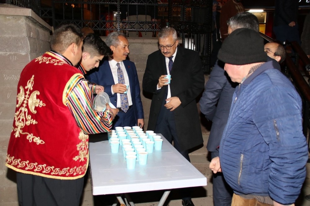 Akşehir’de ballı süt ikramı geleneği devam ediyor 