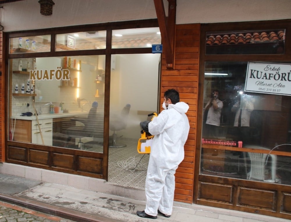 Akşehir’de berber ve kuaför salonları dezenfekte ediliyor 