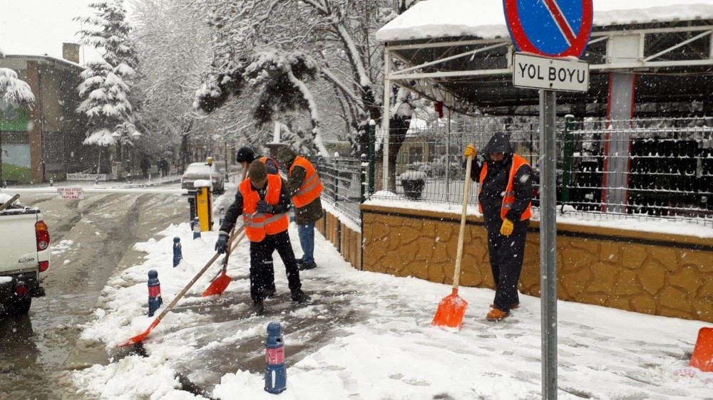 Akşehir’de kar temizliği çalışmaları 