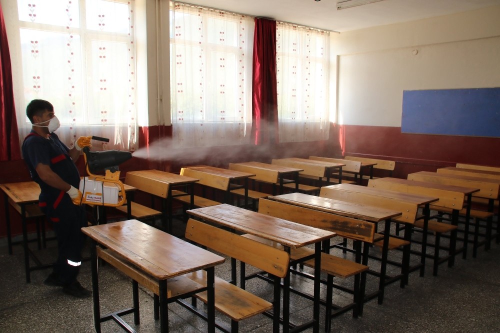 Akşehir’de sınav öncesi okullar dezenfekte edildi 