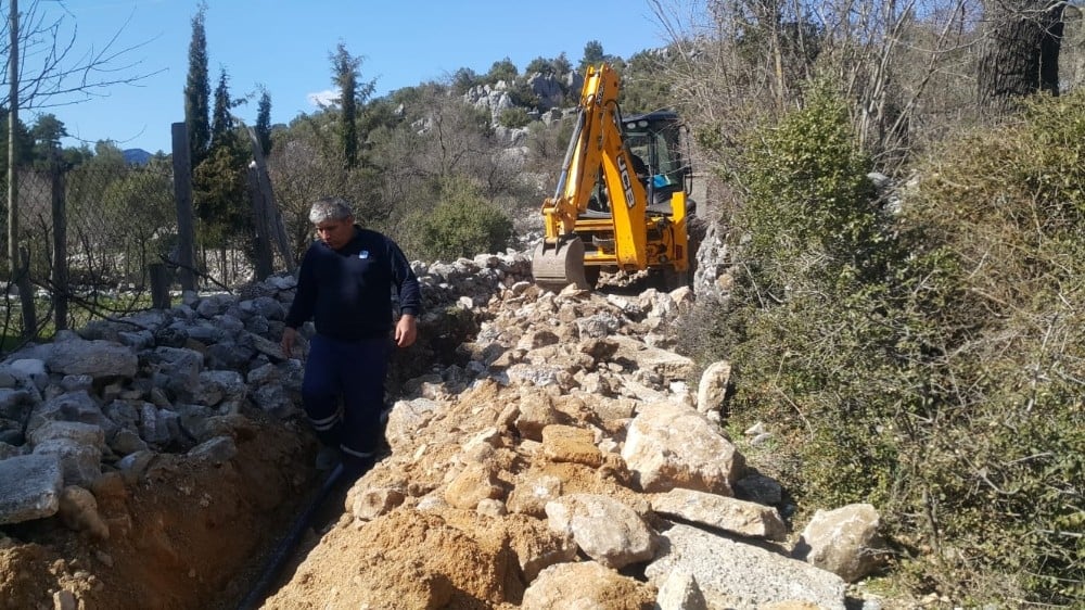 Akseki Mahmutlar’da 30 yıllık su boruları yenilendi 