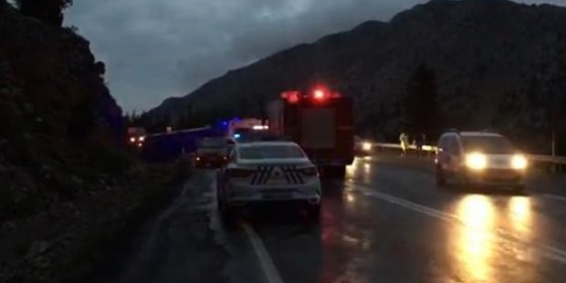 Akseki'de cezaevi aracı devrildi