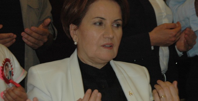 Akşener MHP'lilere Grup Yorum dinletti