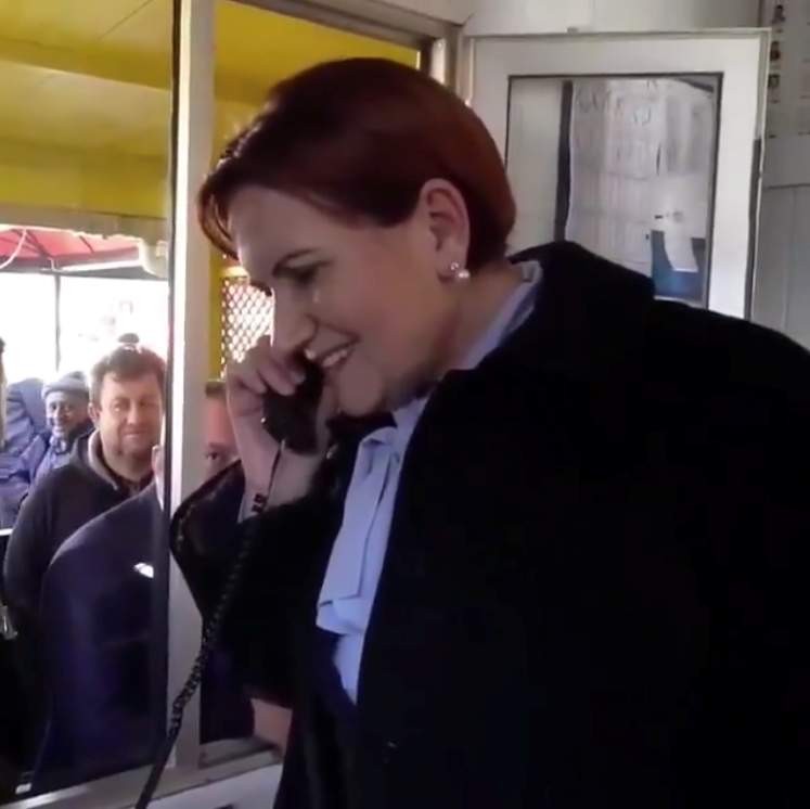Akşener, taksi durağında müşteri telefonuna çıktı 
