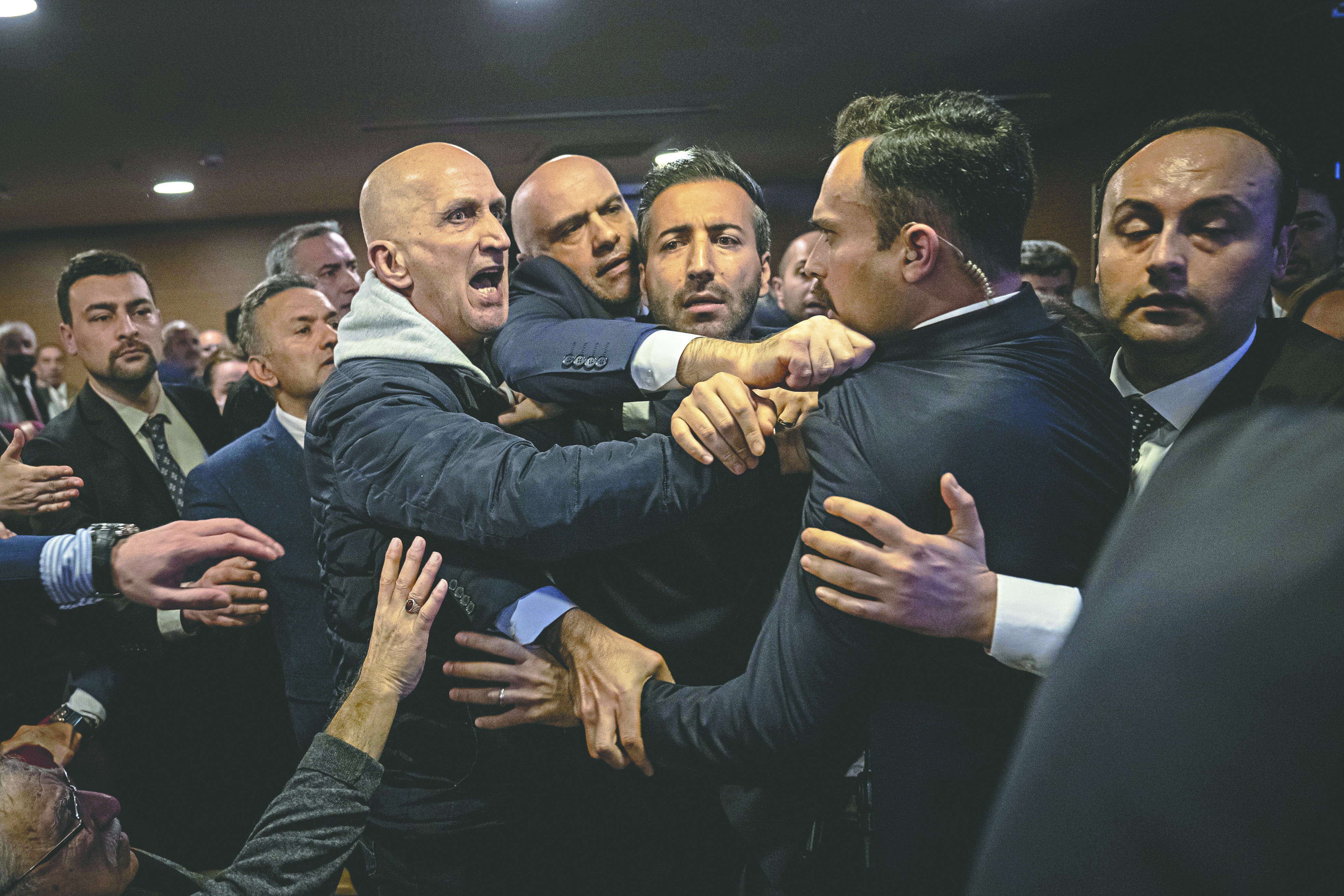 Akşener'i ağlattılar! İP’te yumruklar konuştu