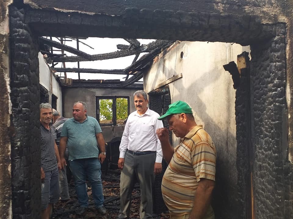 Aksu ilçesinde çıkan yangında ev küle döndü Yeni Akit