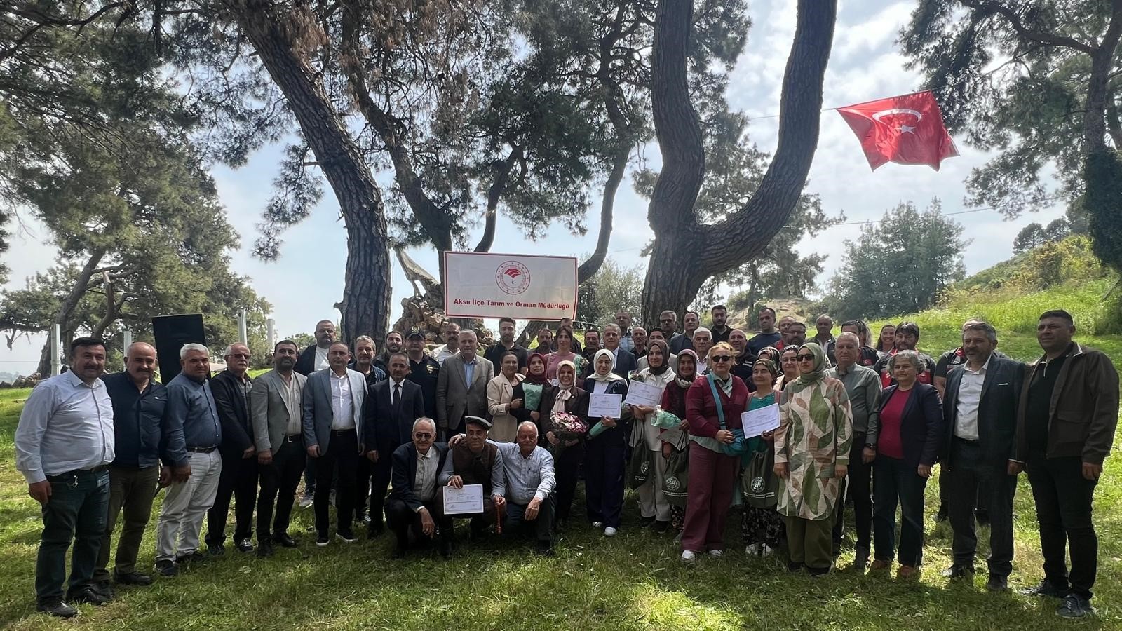 Aksu'da çobanlar ders başı yaptı! Eğitimini tamamlayan 47 üretici sertifikasını alarak sürü yönetimine geçti
