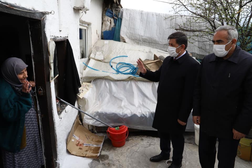 Aksun, 65 yaş üstü vatandaşları ziyaret etti 