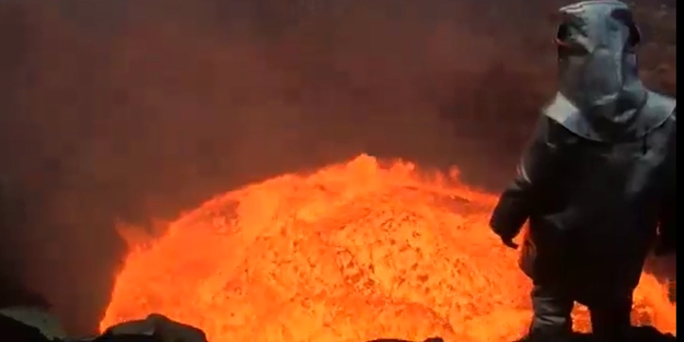 Aktif olan yanardağın içine girdiler