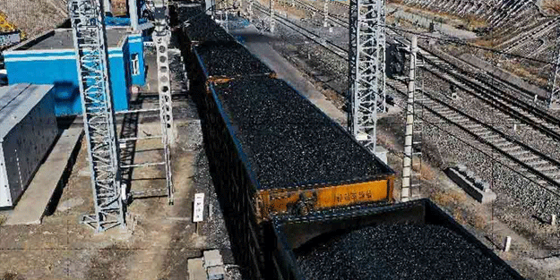 Aktivistler kömür trenine saldırdı