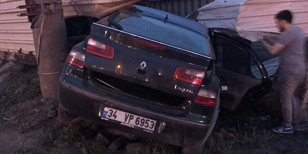 Akü hırsızları polisten kaçarken kaza yaptı
