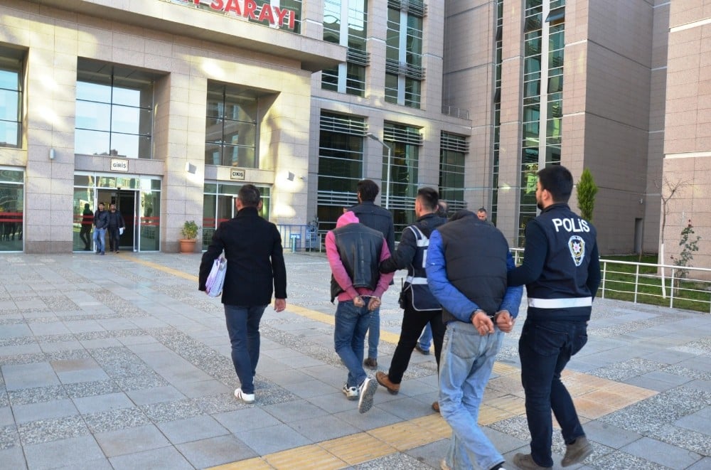 Akü hırsızları yakalandı 