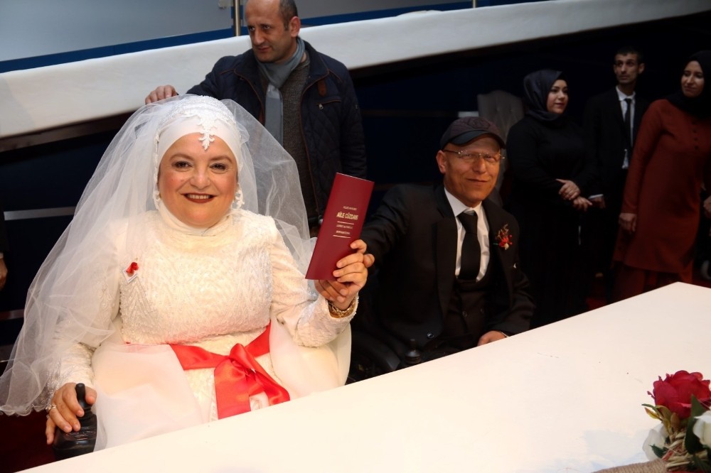 Akülü arabalarını tamir ettirirken tanışan engelli çift dünya evine girdi 
