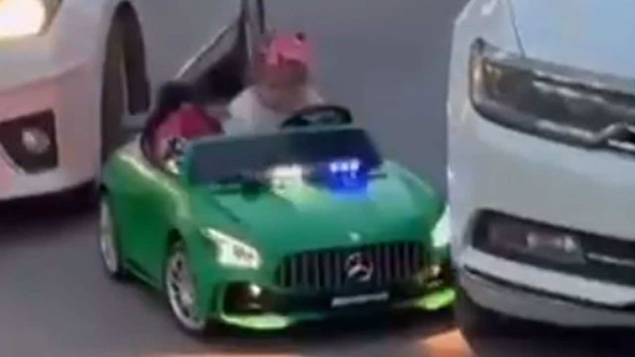 Akülü araca otomobil çarptı! Saniyelerle ölümden döndü