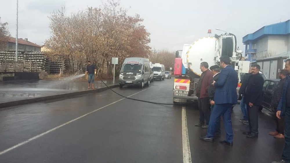 Akyaka’da caddeler yıkanıyor 