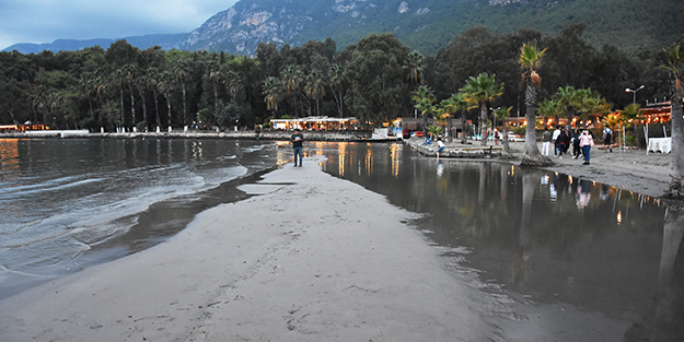 Akyaka'da deniz suyu 20 metre çekildi