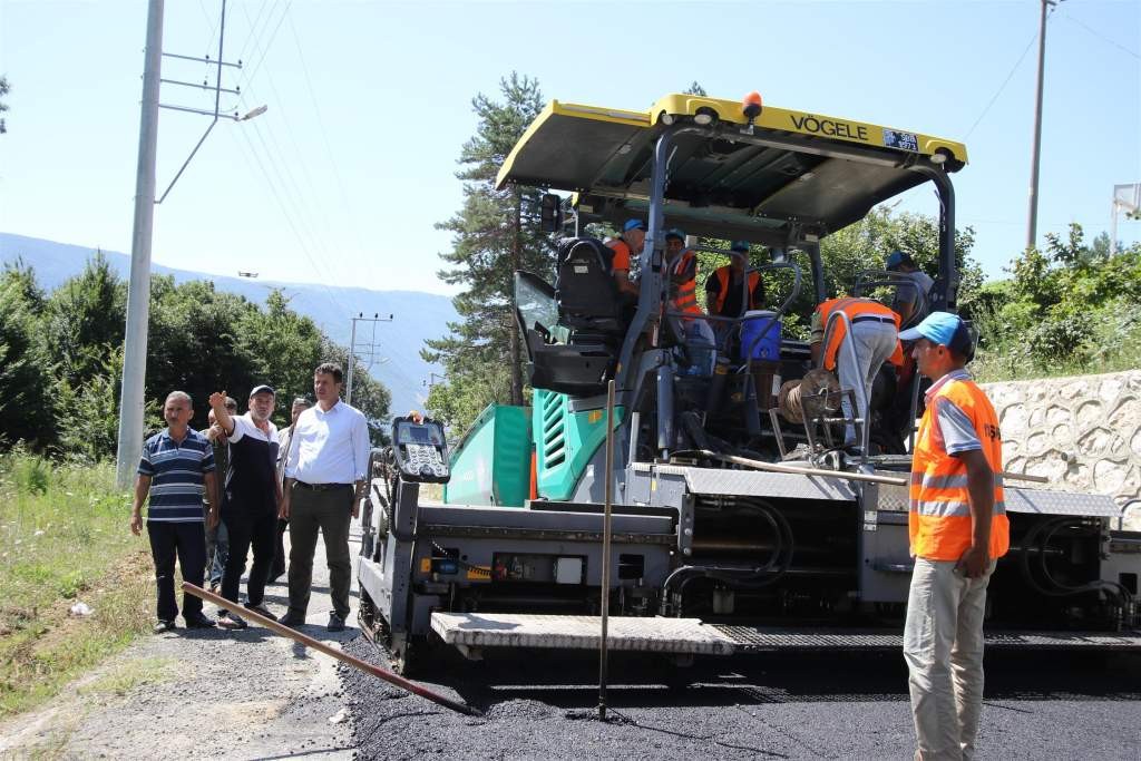 Akyazı Belediyesi cadde ve sokaklarını yeniliyor
