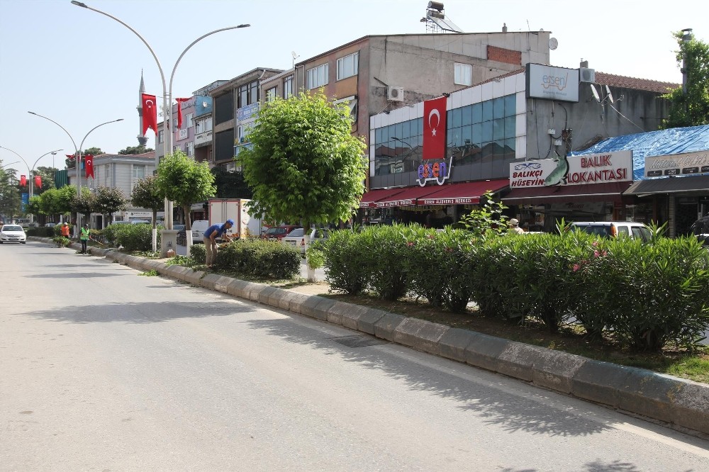 Akyazı Belediyesinden bayram temizliği 