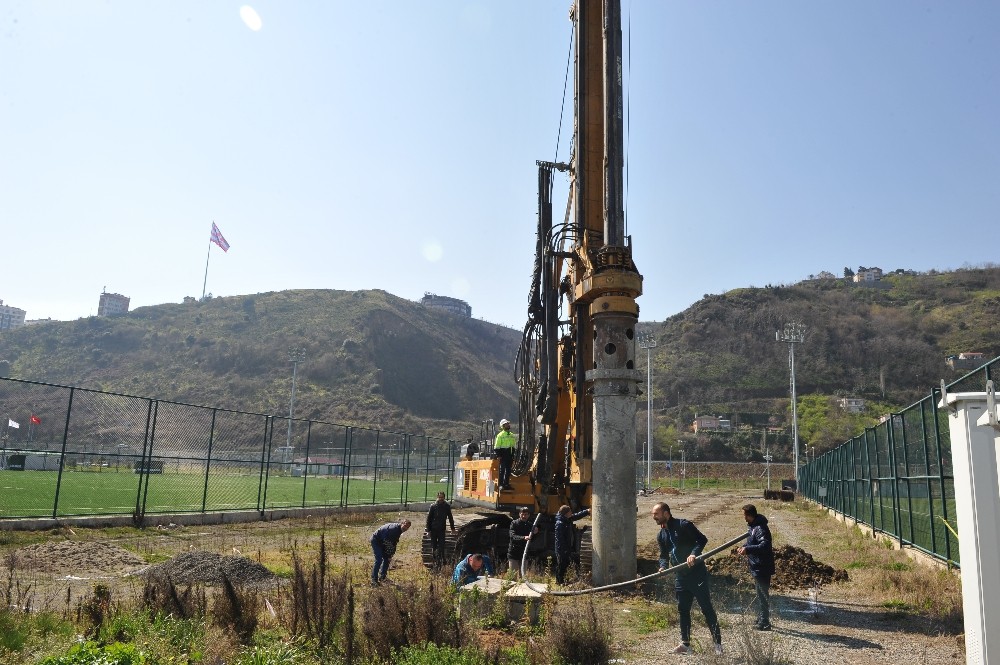Akyazı Şenol Güneş Kompleksi içinde yapılacak olan çift yönlü tribünün inşaatına başlandı 