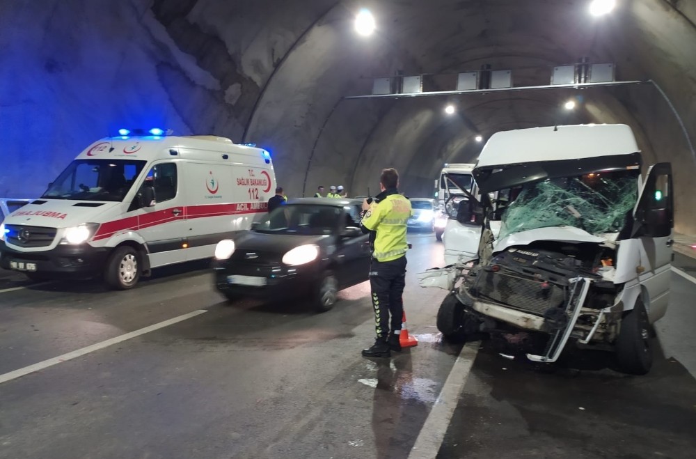 Akyazı tünelinde kaza: 8 yaralı 