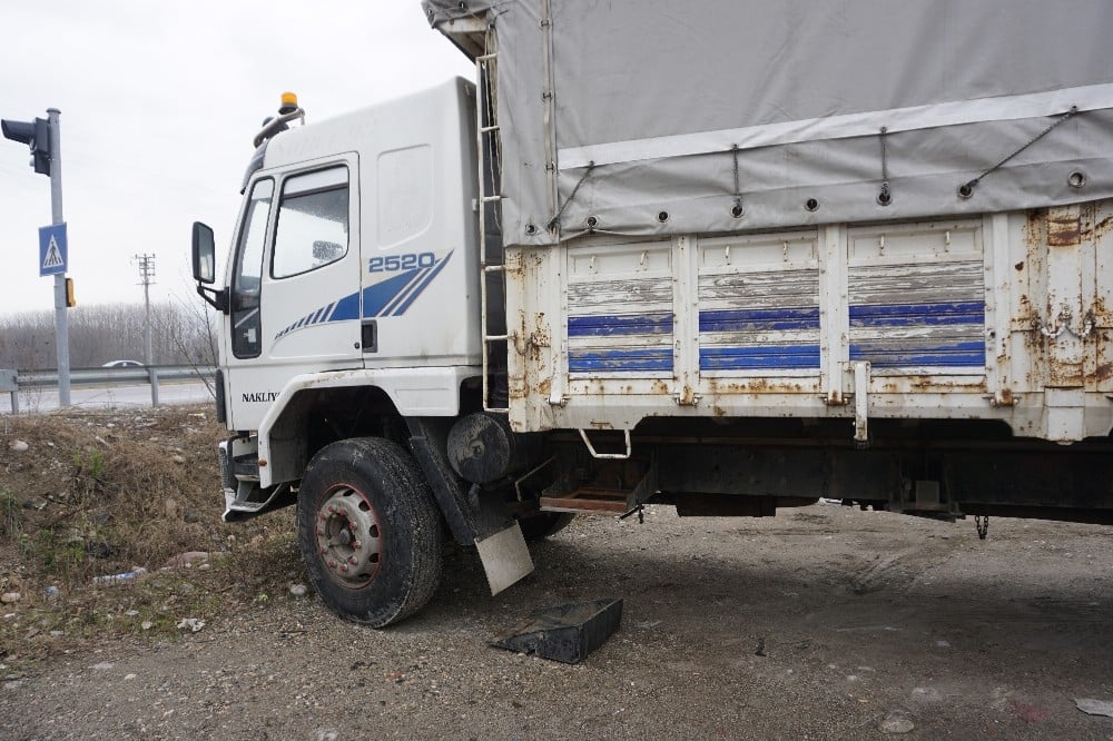 Akyazı’da 8 tır ve kamyonun aküsü çalındı 