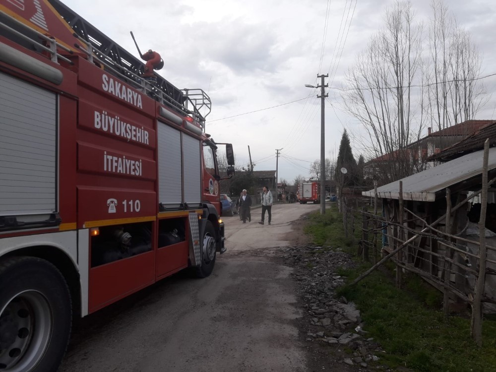Akyazı’da baca yangını büyümeden söndürüldü 