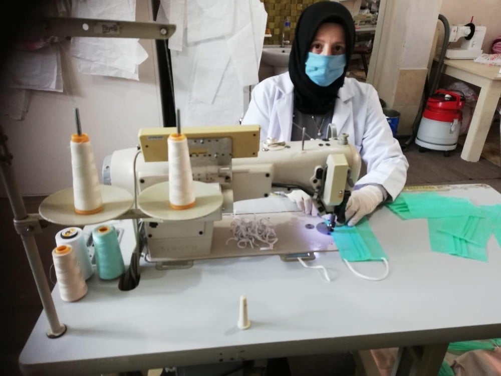 Akyazı’da maske üretimi başladı 