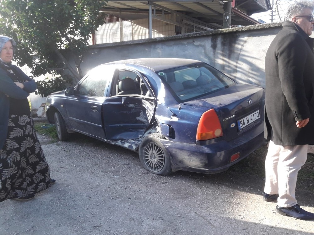 Akyazı’da otomobil ile minibüs çarpıştı: 1 yaralı 