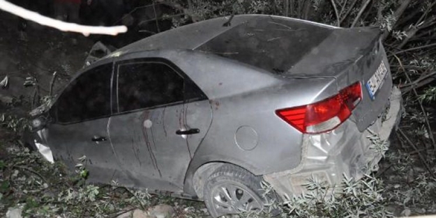 Akyazı'da otomobil uçurumdan aşağı yuvarlandı!