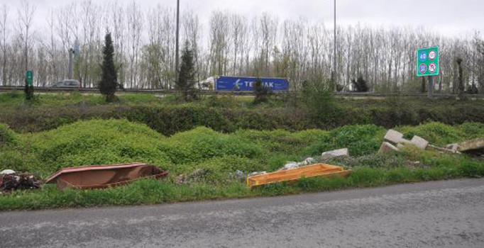 Akyazı'da yol kenarına iki günde 4 tabut atıldı