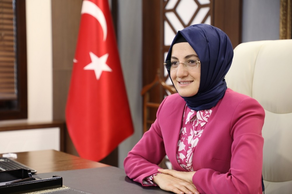 Akyurt Belediye Başkanı Ayık’ın sosyal medyadan sorularını bilene kitap hediye 