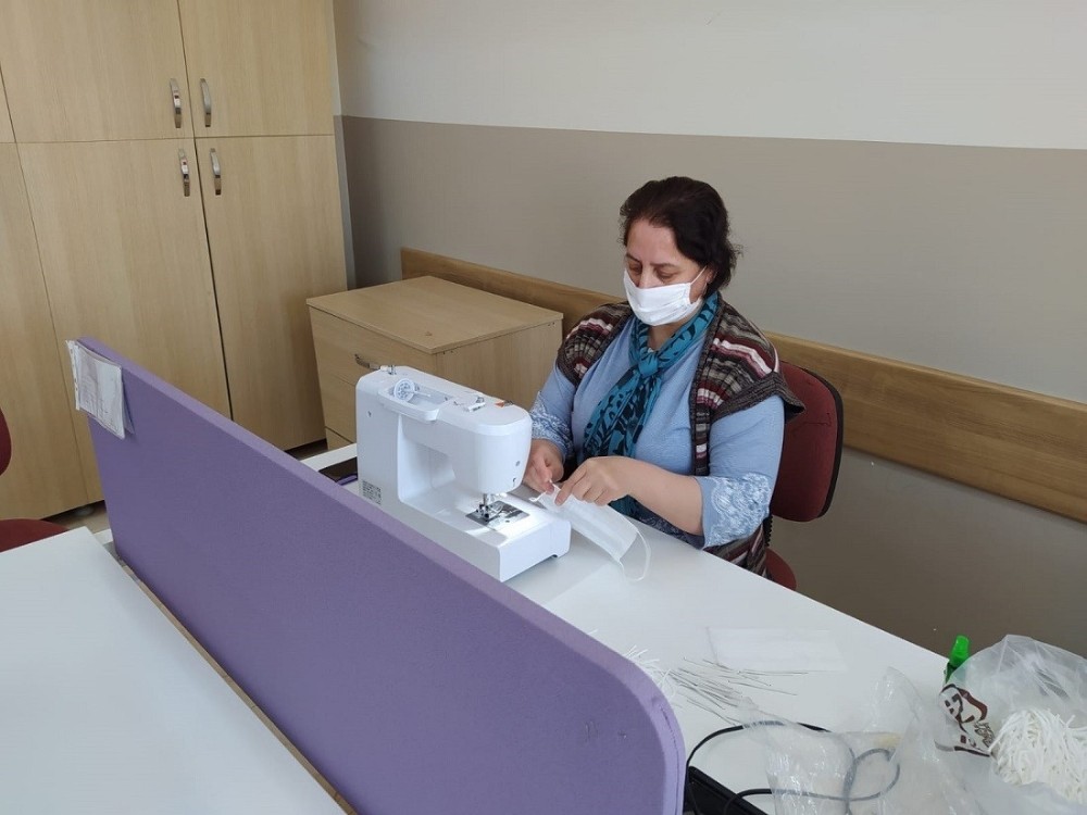 Akyurt Halk Eğitim Merkezi’nde 15 bin maske üretildi 