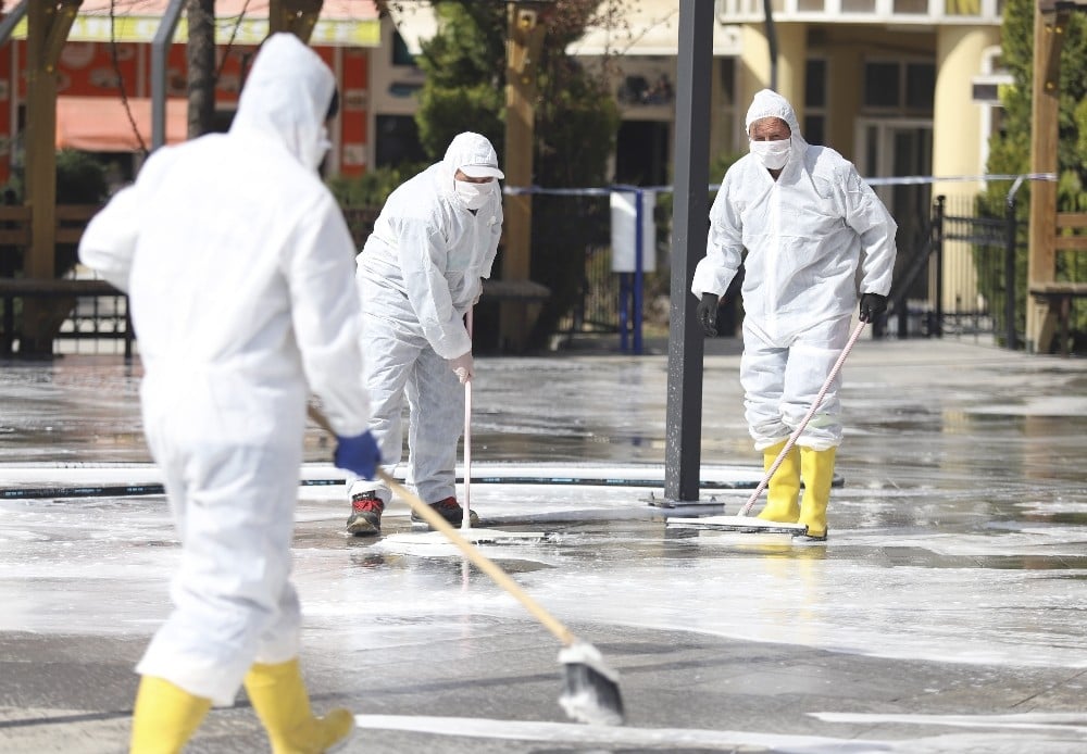 Akyurt’ta Cumhuriyet Meydanı ve otobüs durakları dezenfekte edildi 