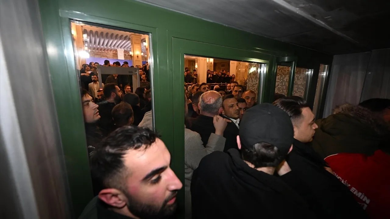 Al sana ‘Sokak çağrısı’, mutlu musun Özgür Özel? Ekrem’in isyancıları belediyeye dadandı! İBB’ye işgal girişimi