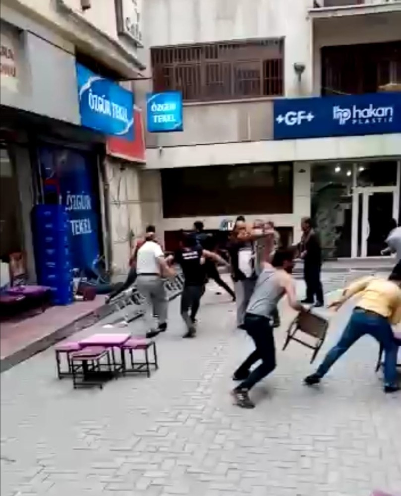 Alacak verecek kavgasında tabureler havada uçuştu 
