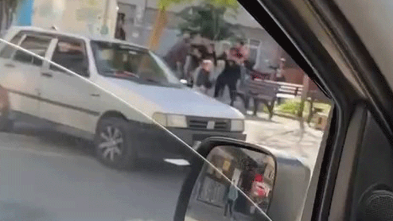 Alacak-verecek meselesi yüzünden çocuklarının yanında kavga ettiler! O anlar kamerada...