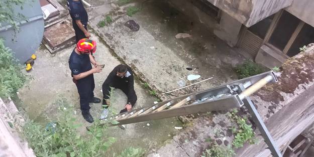 Alacaklılarından kaçarken apartman boşluğuna düştü