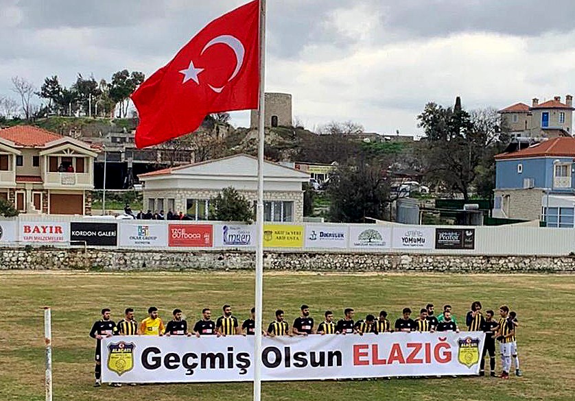 Alaçatıspor’dan maç öncesi anlamlı pankart 