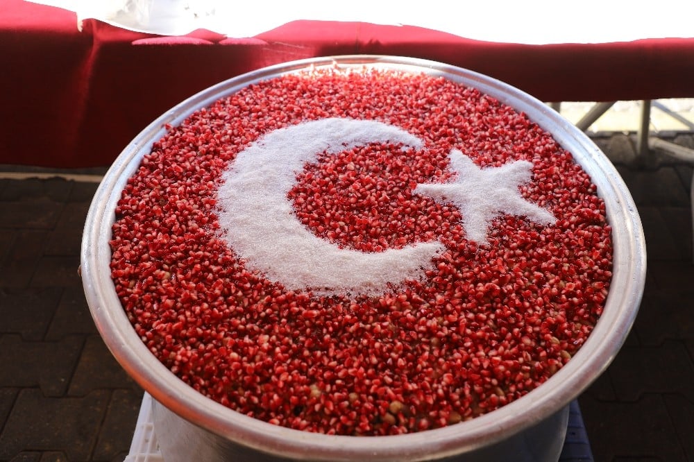 Alanya Belediyesi 4 bin kişilik aşure dağıttı 