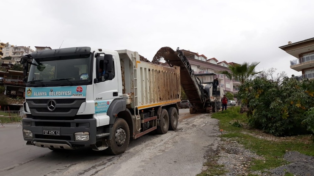 Alanya Belediyesi Korona virüs mücadelesinde planlı altyapı işlerini aksatmıyor 