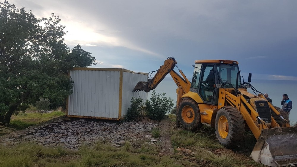 Alanya Belediyesinden kaçak yapıya müdahale 