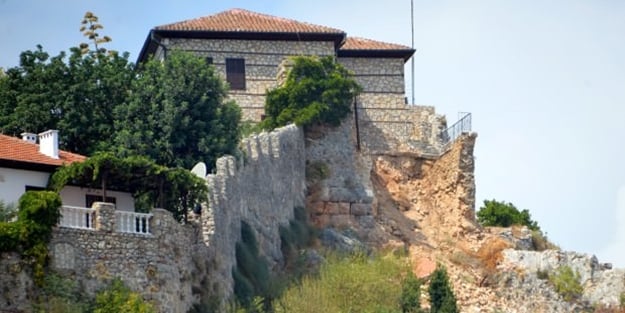 Alanya Kalesi'nin surlarını yıkan Avusturyalı turistin evi kamulaştırılacak! Restore için izin vermiyormuş!