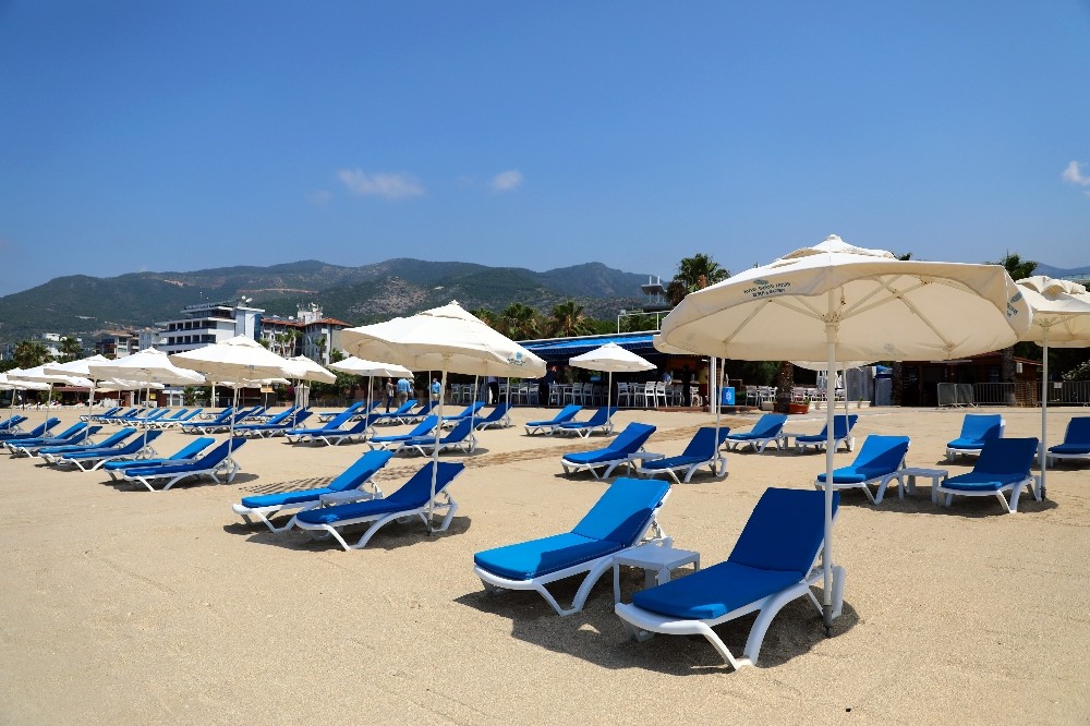 Alanya plajlarında kontrollü sosyal hayat başladı 