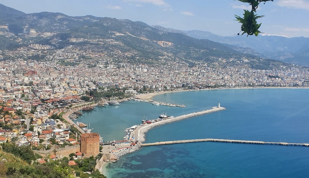 Alanya tarihi sessizliğe büründü, dünyaca ünlü sahilleri boş kaldı 