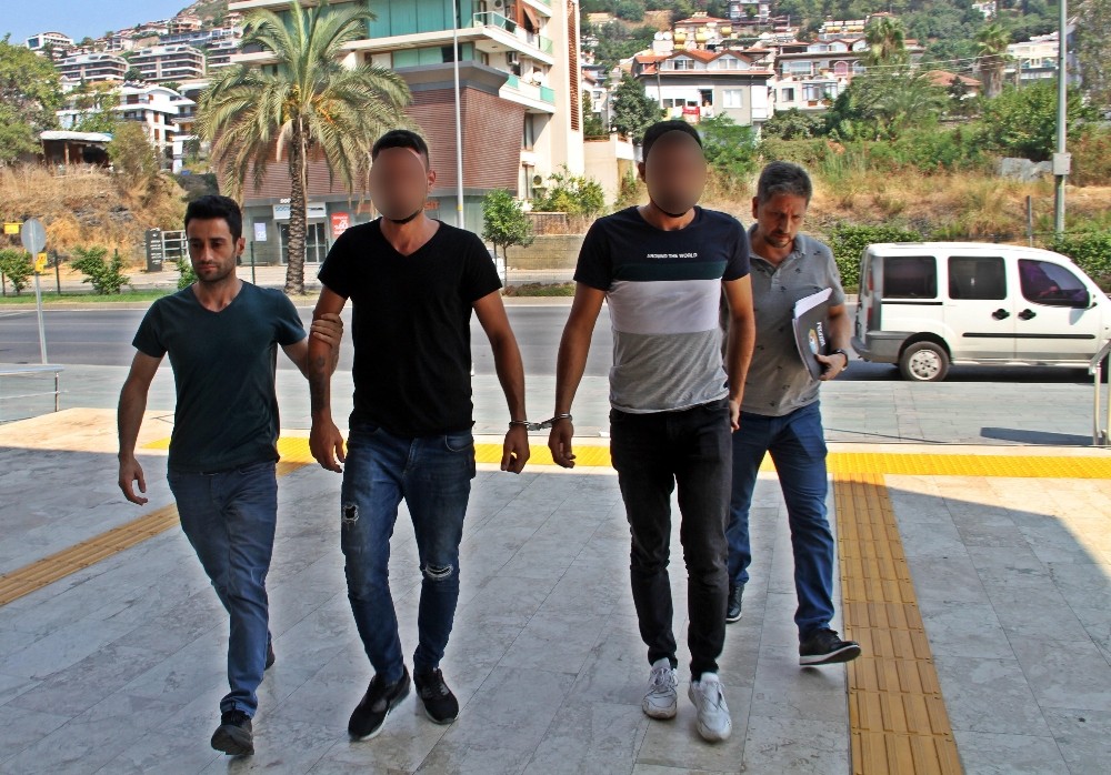 Alanya’da 2 kardeş 2 kilogram uyuşturucuyla yakalandı 